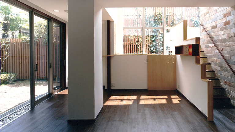 犬と暮らす家。留守時に起こる大型犬の問題行動を減らすためのゾーニング。廣瀬慶二設計。