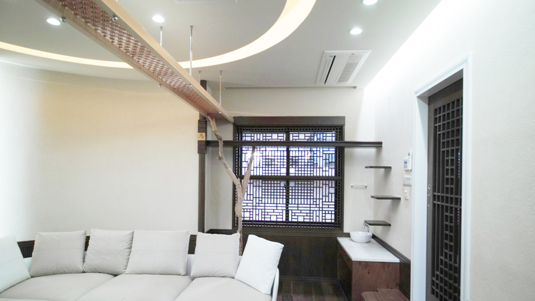 猫と暮らす家。組子細工のキャットツリーがあるリビング。廣瀬慶二設計。