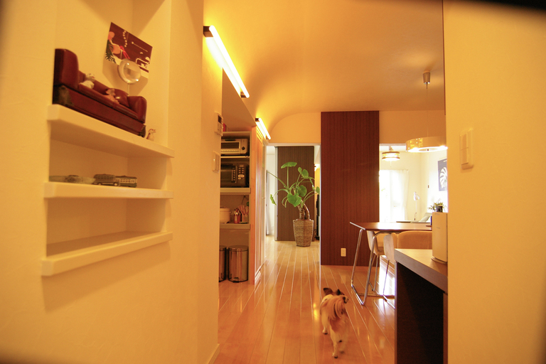 廊下とパピヨン2匹。廣瀬慶二設計。