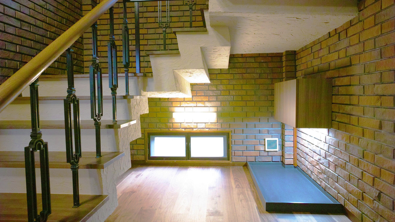 猫と暮らす家。階段下を活用した猫のトイレ置き場。廣瀬慶二設計。