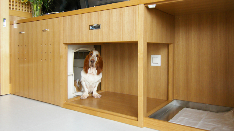 犬と暮らす家。クレートとトイレのオールインワン犬用家具。廣瀬慶二設計。
