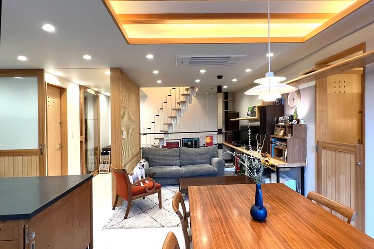 リビングルーム全景。廣瀬慶二設計。