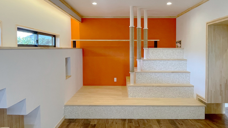 犬と猫と暮らす家。リビングに猫大階段と猫柱（爪とぎ柱）が巡る設計。廣瀬慶二設計。