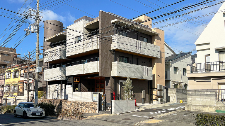 杉板型枠RC打ち放しとタイルの外観。廣瀬慶二設計。