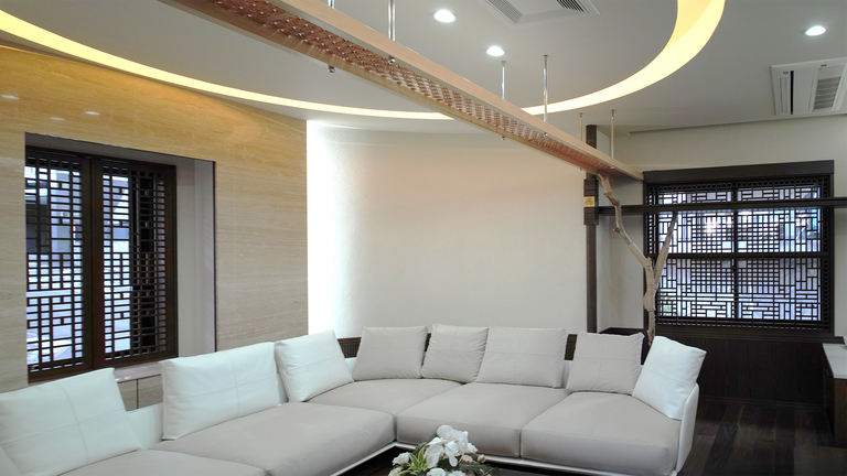 猫と暮らす家。組子細工のキャットウォークと円形の間接照明。廣瀬慶二設計。