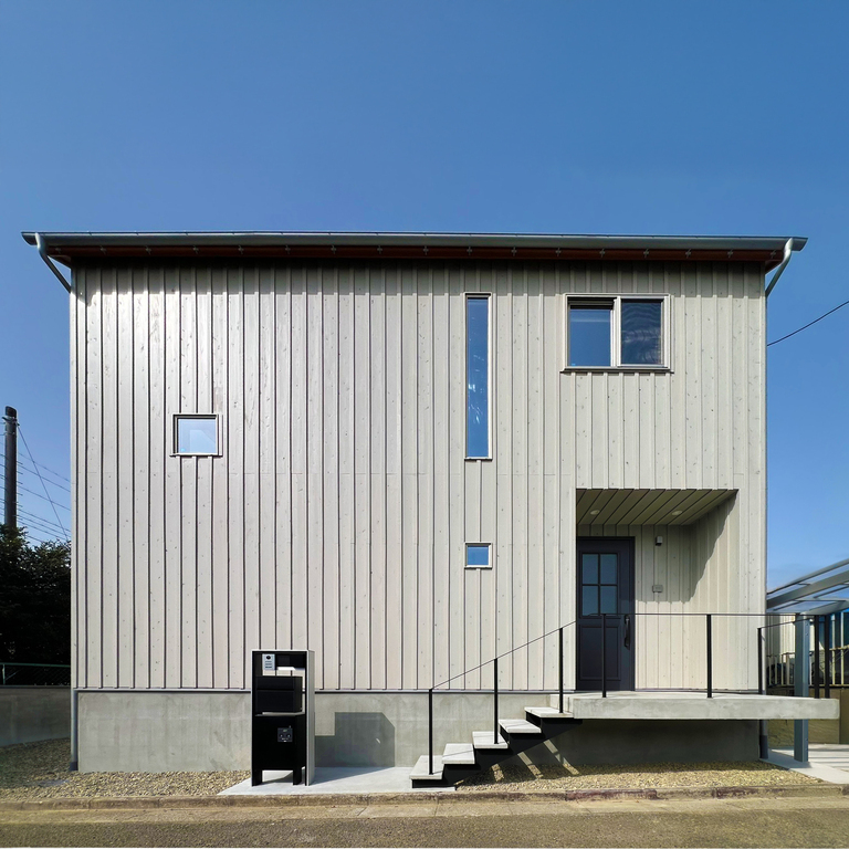 杉板縦貼りの外観　オスモウッドステインプロテクター（パールグレイ）。廣瀬慶二設計。