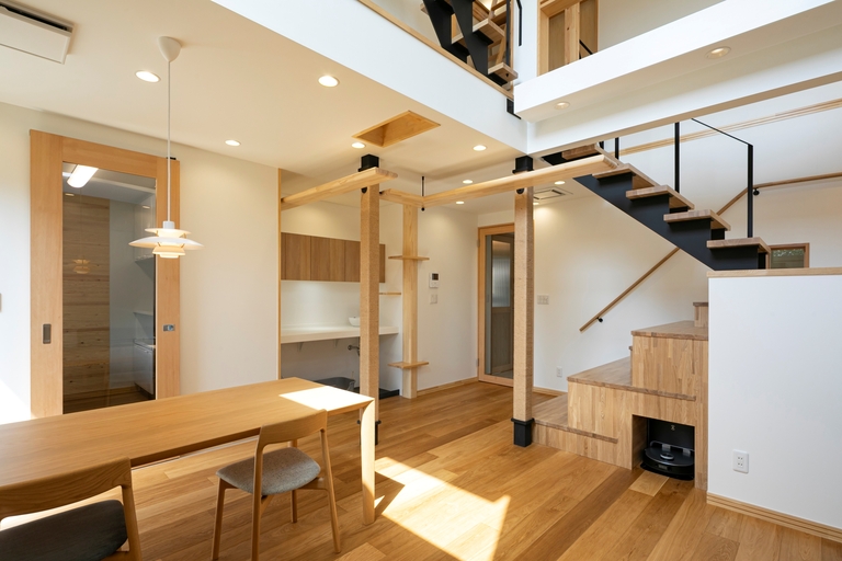 猫と暮らす家。猫柱とキャットウォークが巡る、光あふれるリビング。。廣瀬慶二設計。