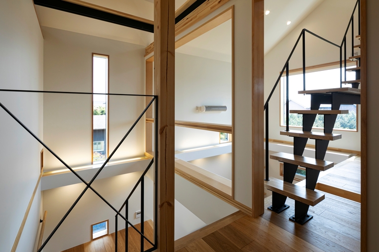 猫と暮らす家。２階ホールからメインキャットウォークに至る猫階段。廣瀬慶二設計。